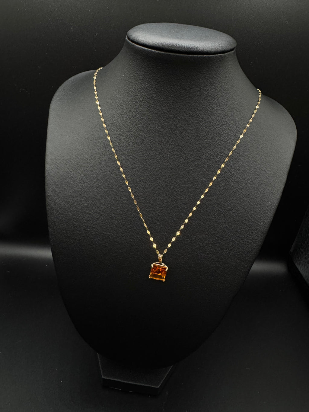 Cadena fina en 14k con dije de piedra cuadrada