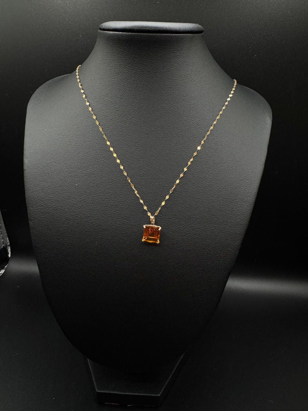 Cadena fina en 14k con dije de piedra cuadrada