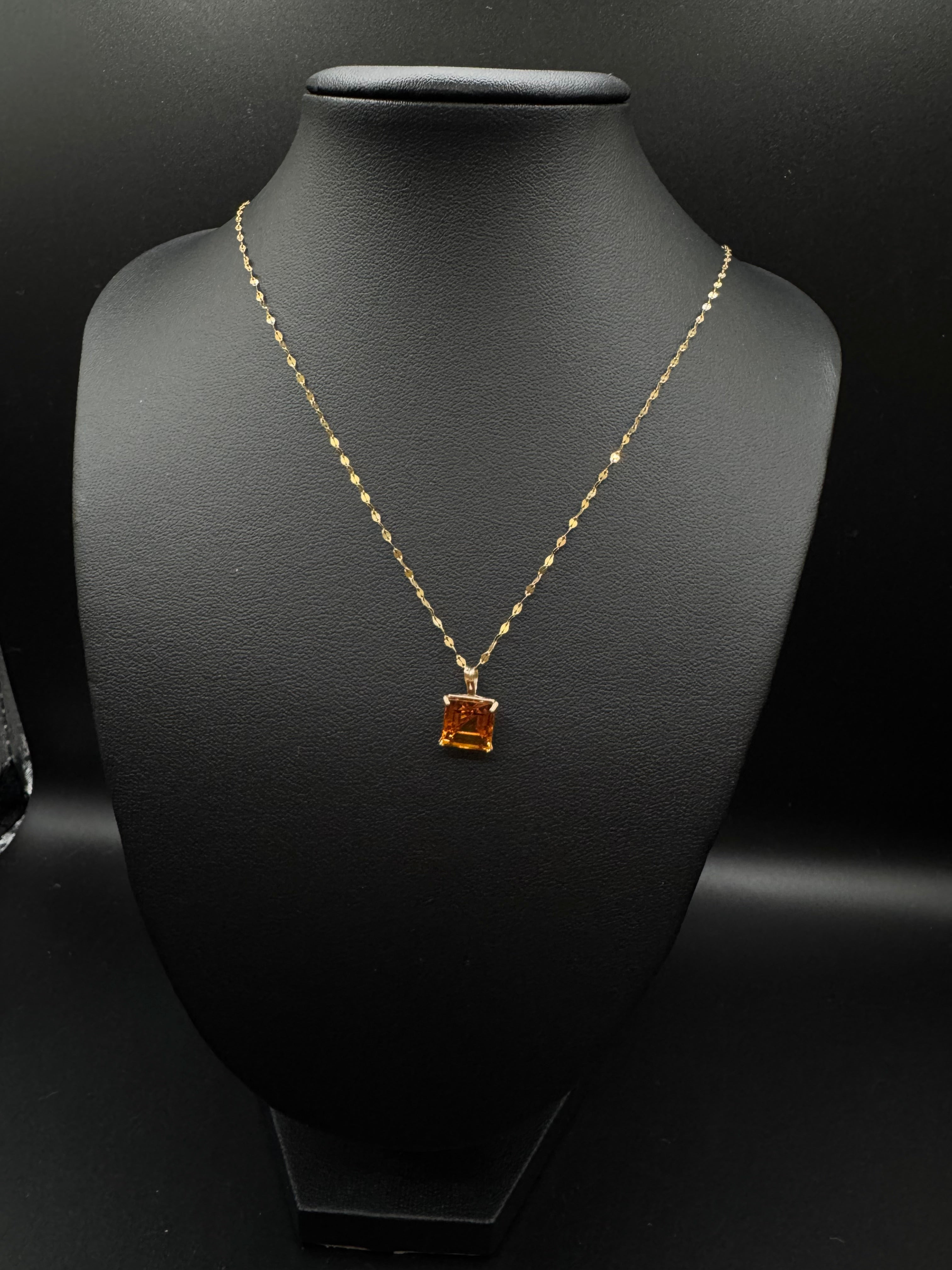 Cadena fina en 14k con dije de piedra cuadrada