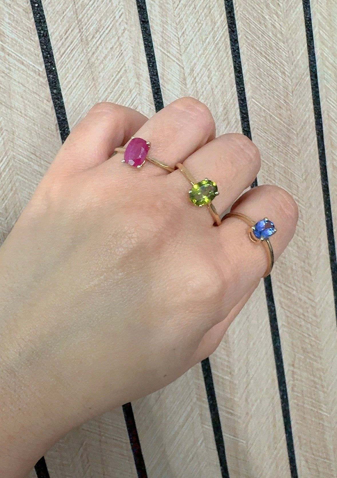 Anillo en piedras genuinas 10k TANZANITE PERIDOT RUBÍ
