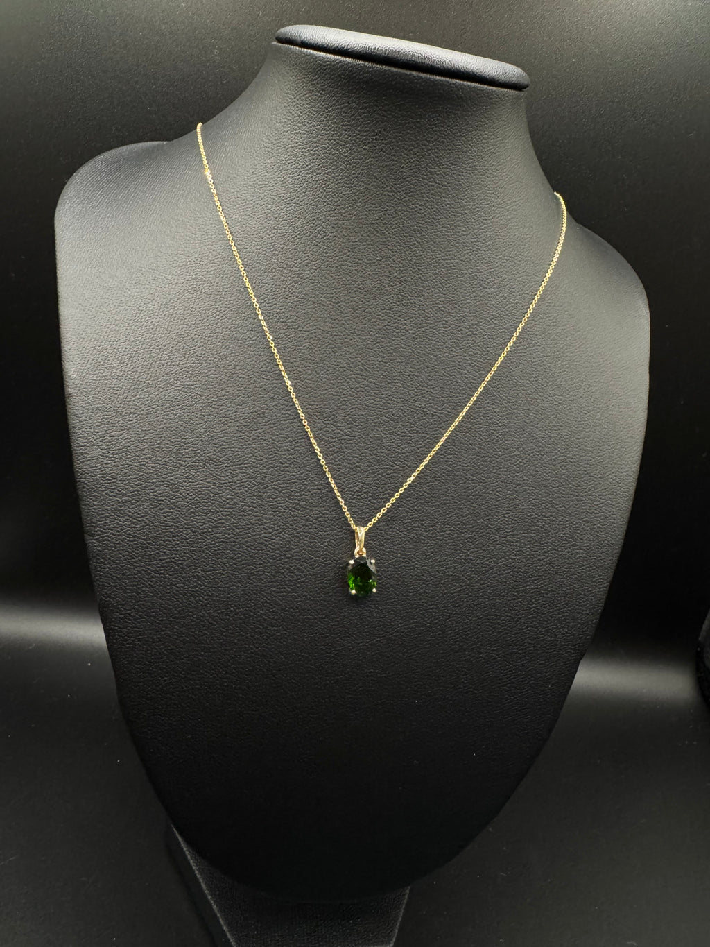 Cadena fina en 14k con dije de piedra