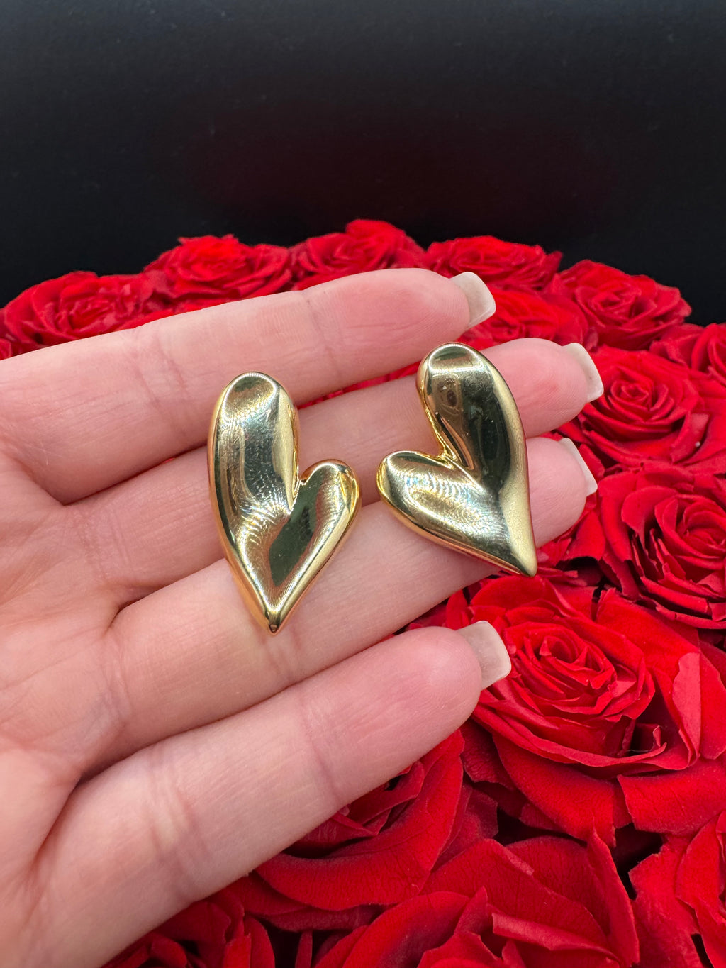 Aretes de corazón con cierre omega 14k