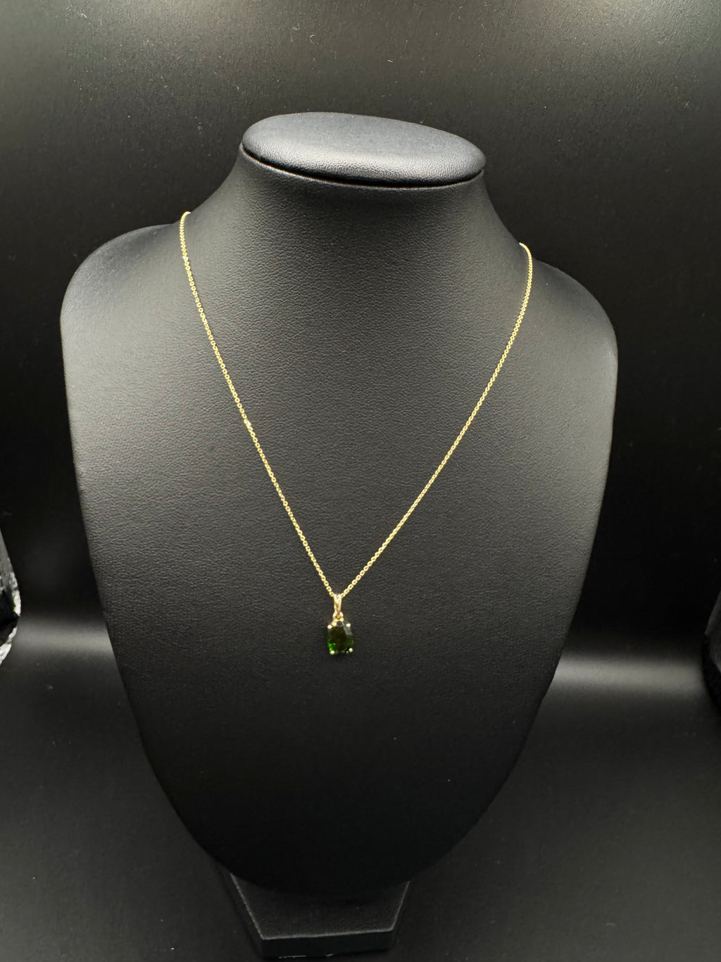 Cadena fina en 14k con dije de piedra