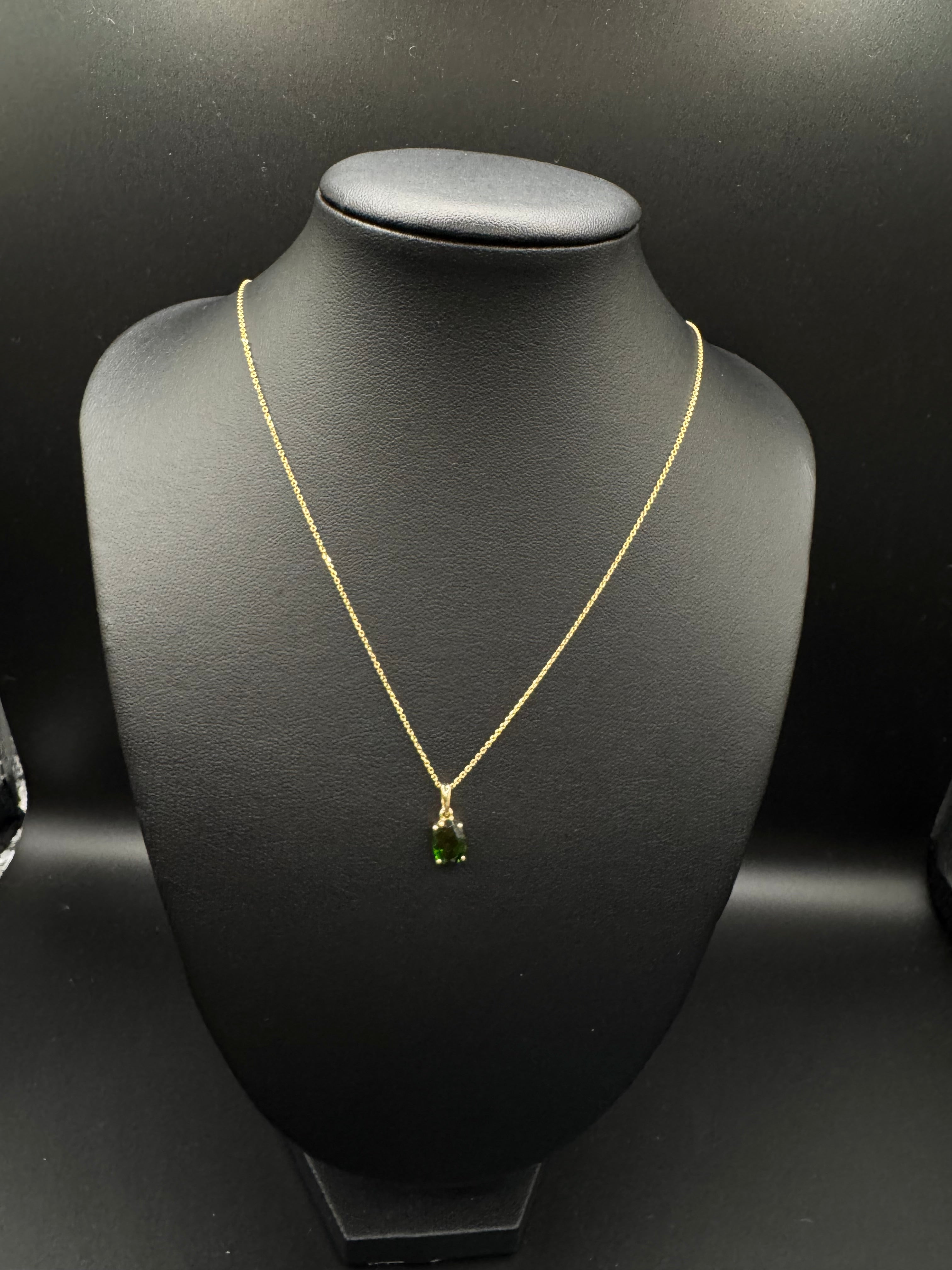 Cadena fina en 14k con dije de piedra