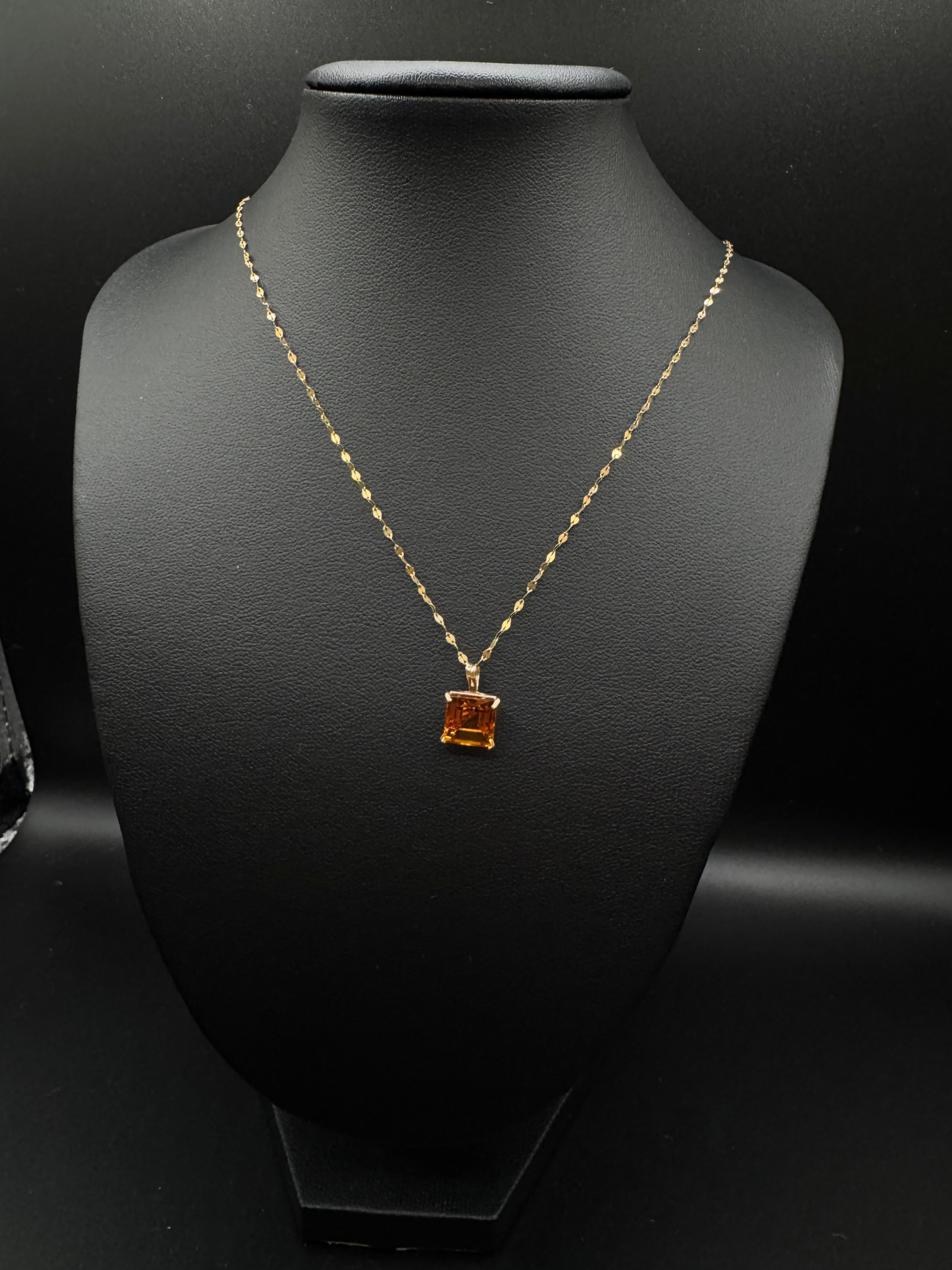 Cadena fina en 14k con dije de piedra cuadrada