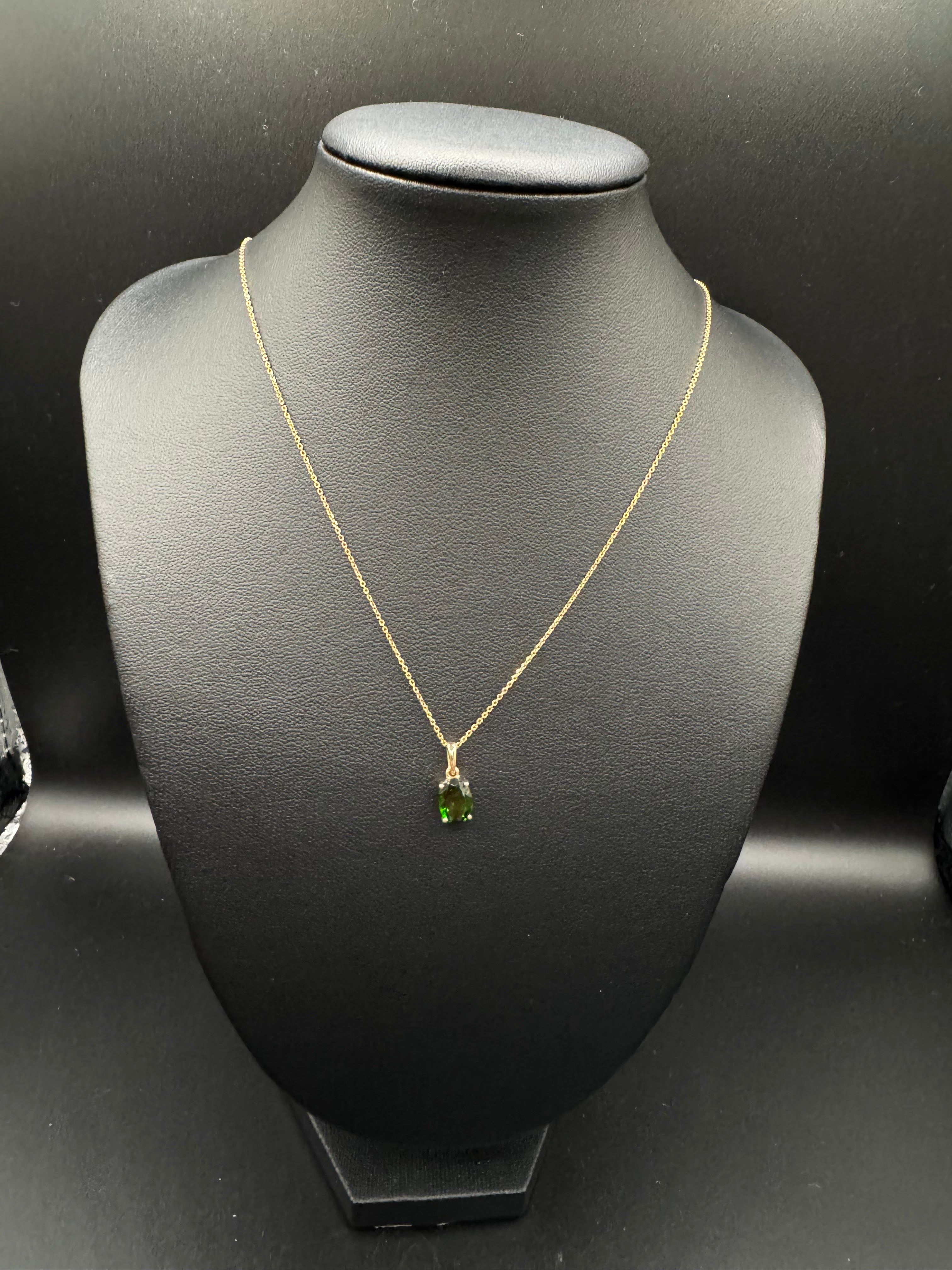 Cadena fina en 14k con dije de piedra