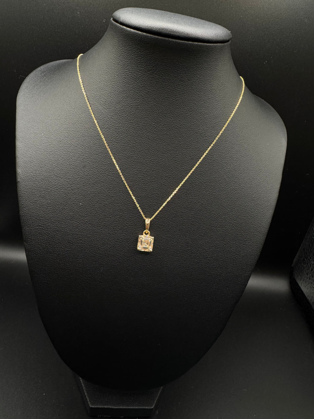 Cadena fina de 14k con dije cuadrado de piedra