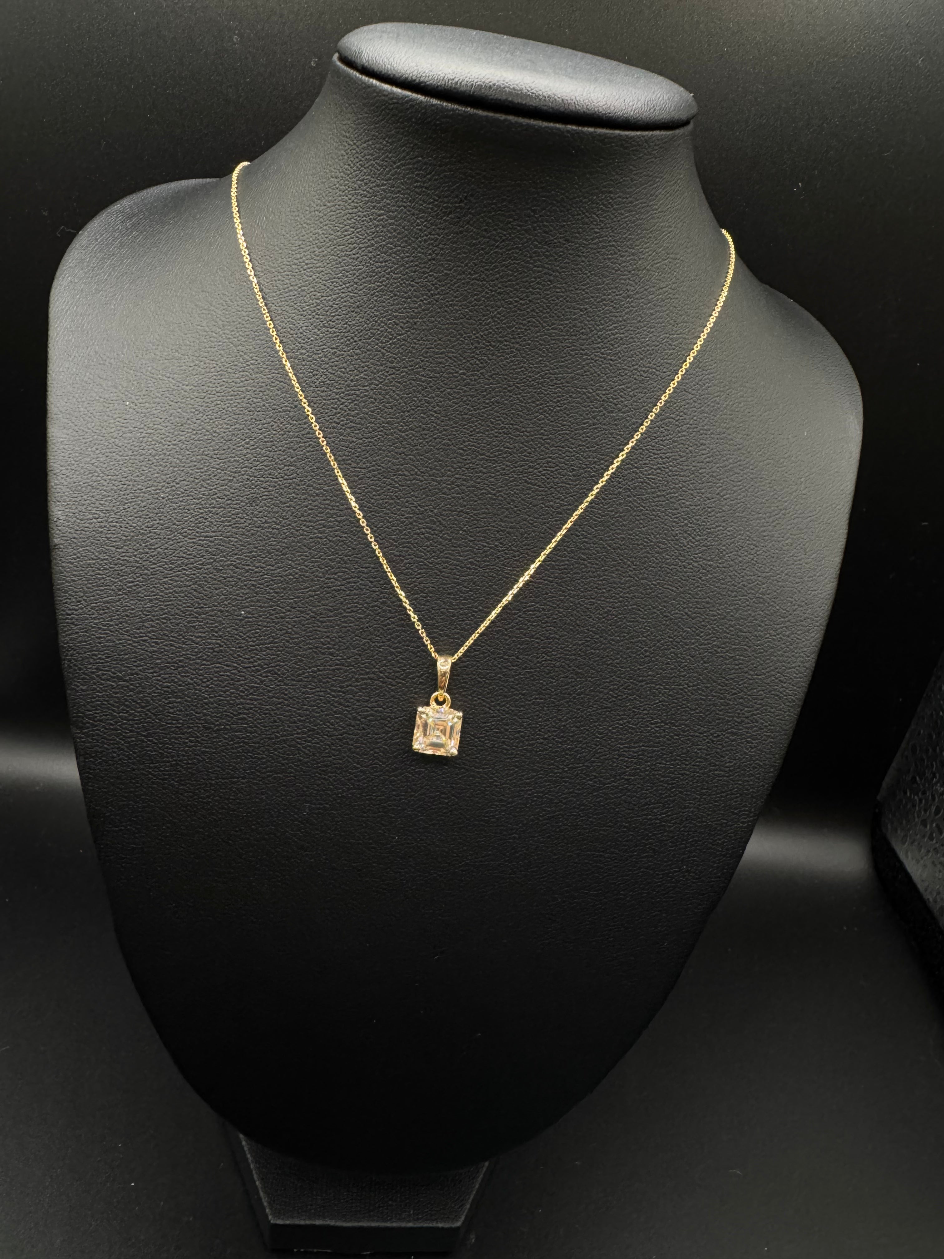 Cadena fina de 14k con dije cuadrado de piedra