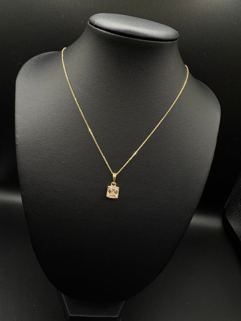 Cadena fina de 14k con dije cuadrado de piedra