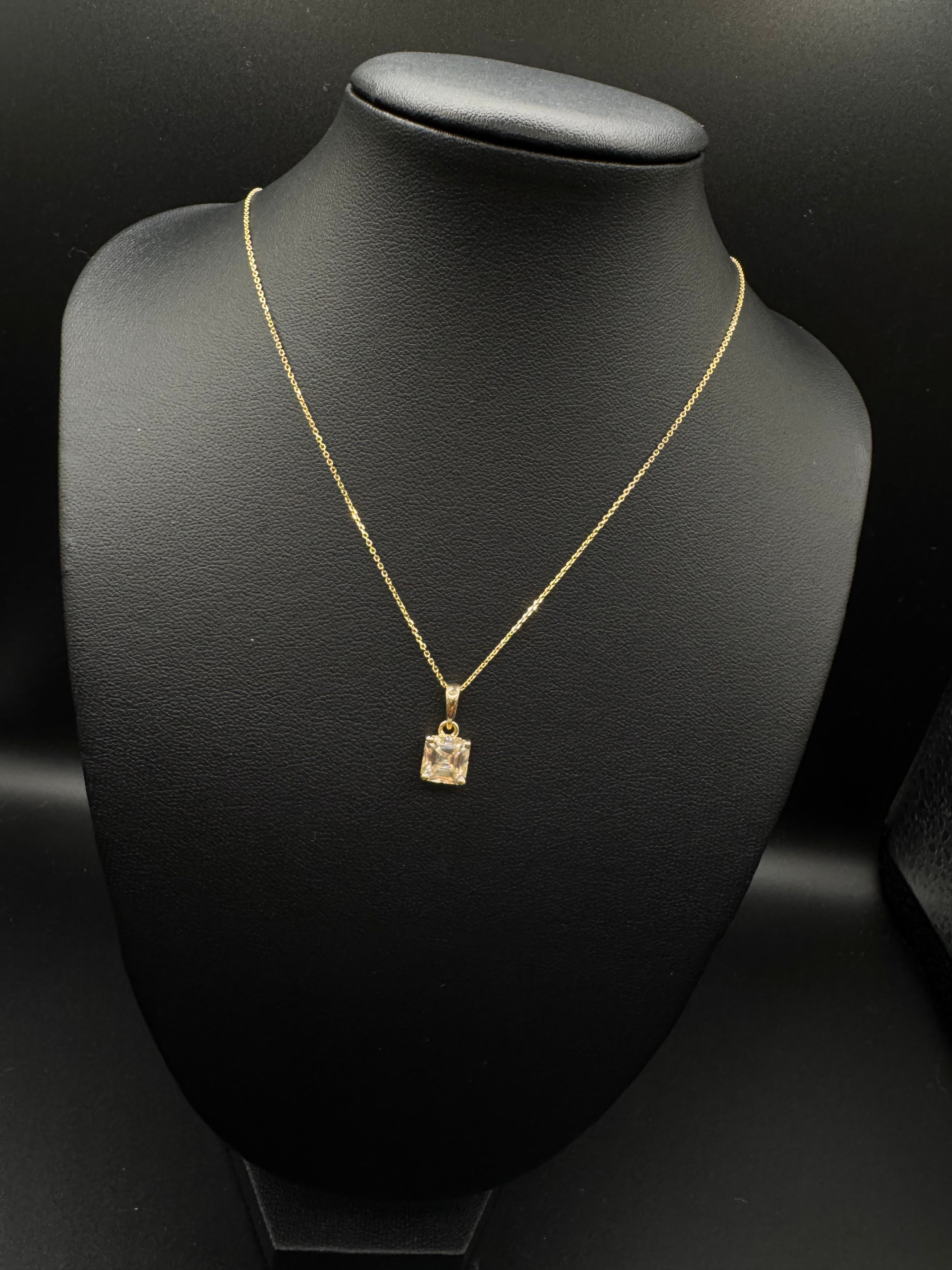 Cadena fina de 14k con dije cuadrado de piedra