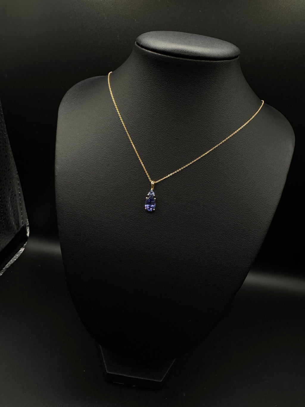Cadena fina en 14k con dije de piedra