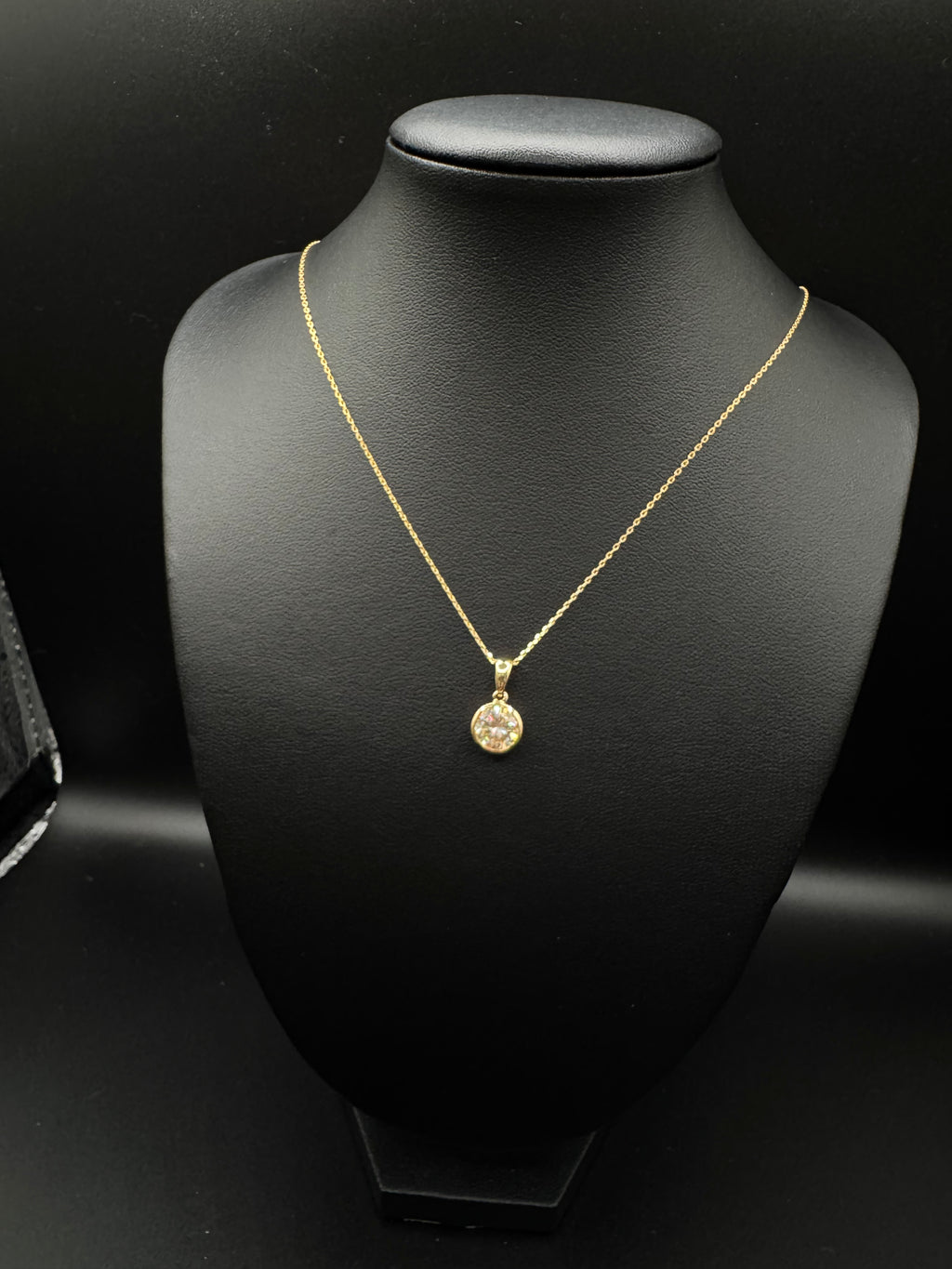 Cadena fina en 14k con dije de piedra