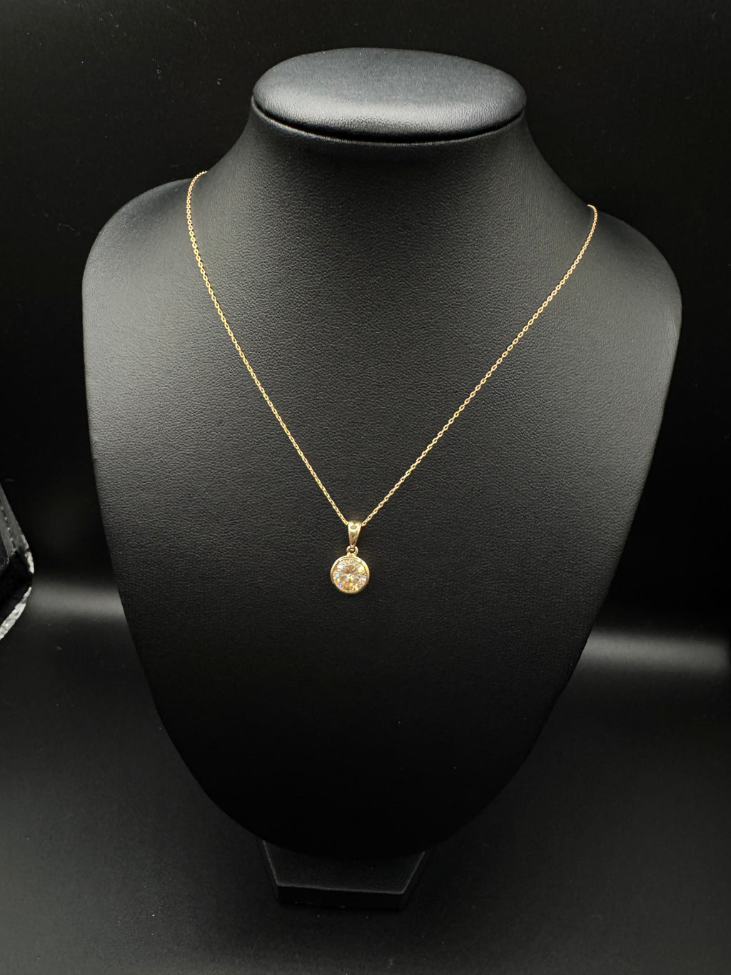 Cadena fina en 14k con dije de piedra