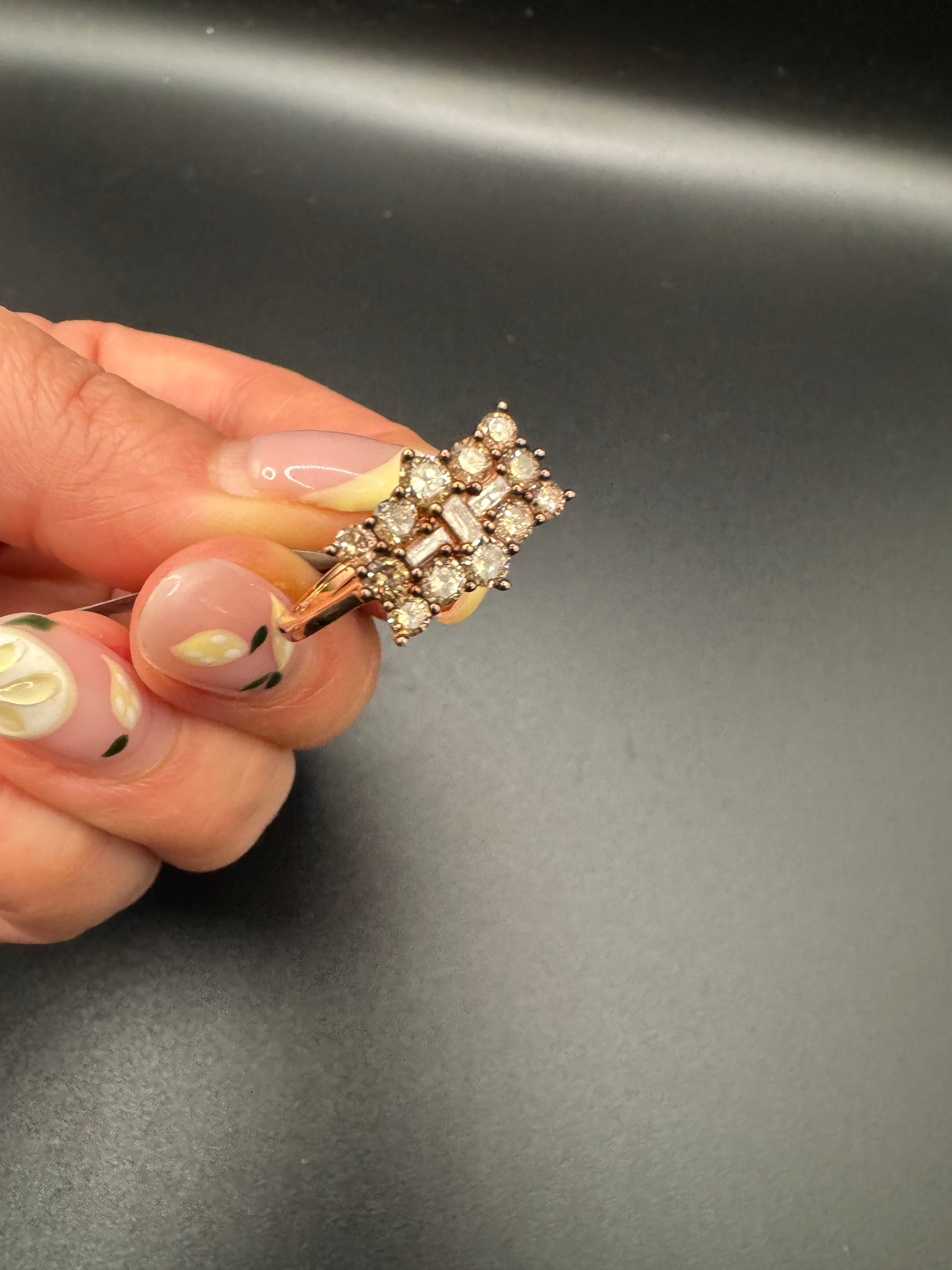 Anillo sólido de diamantes naturales en oro rosa 10k