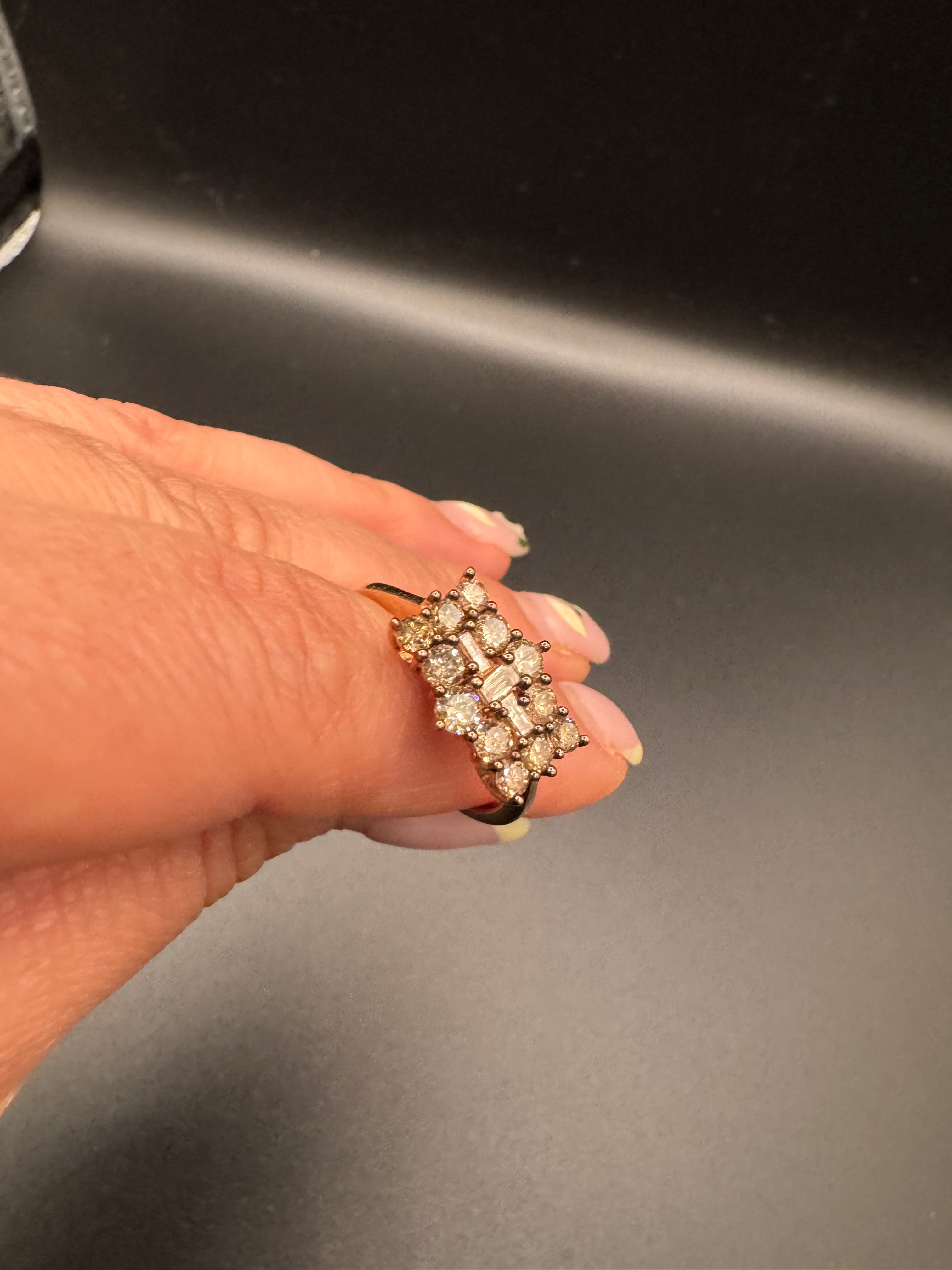 Anillo sólido de diamantes naturales en oro rosa 10k